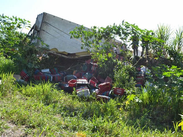 Carga do caminhão foi saqueada por populares (Foto: Divulgação/Alagoasweb)