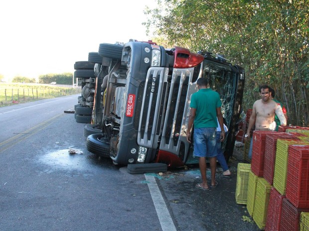 G1 Caminhão carregado frutas tomba na BR 316 em Maribondo