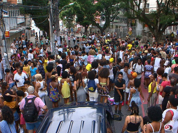 Manifestantes caminharam da Praça do Campo Grande à Praça Castro Alves (Foto: Reprodução/TV Bahia) Manifestantes caminharam da Praça do Campo Grande à Praça Castro Alves (Foto: Reprodução/TV Bahia)