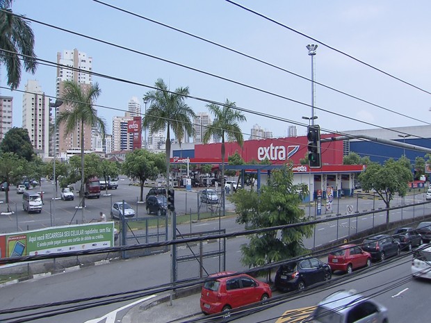 Agressão ocorreu em estacionamento de mercado em Santos, SP (Foto: Reprodução / TV Tribuna)