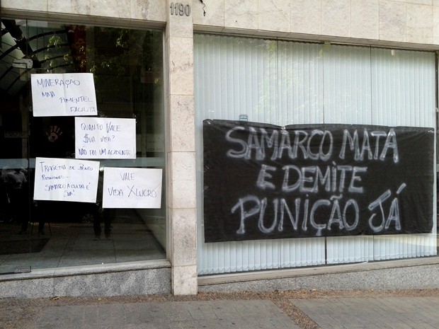 Grupo pregou faixas e cartazes na portaria do prédio onde funciona o escritório da Samarco, em Belo Horizonte (Foto: Humberto Trajano/ G1)