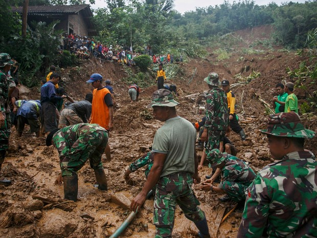  Soldados da Indonésia fazem buscas por vítimas na vila Caok em Purworejo, na província de Java Central, na Indonésia, neste domingo  (Foto: Antara Foto/Hendra Nurdiyansyah/via Reuters)