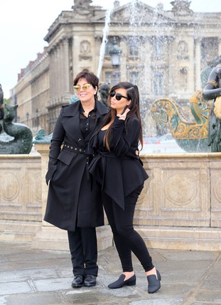 Kim Kardashian com a mãe, Kris Jenner, na Praça da Concórdia, em Paris, na França (Foto: Grosby Group/ Agência)