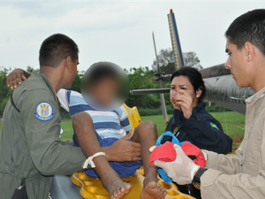 Menino foi resgatado consciente e orientado, segundo a Marinha (Foto: Divulgação/ Marinha)