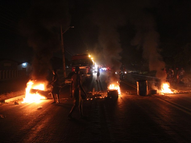 Manifestantes colocaram fogo em pneus e pista ficou interrompida (Foto: Ellyo Teixeira/G1)