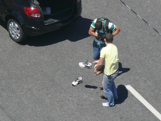 Durante o assalto, trio pede para que motorista tire o par de tênis (Foto: Arquvo pessoal)