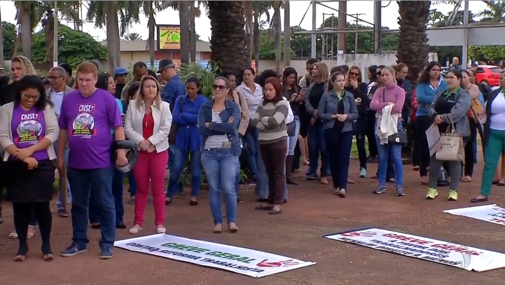 Cerca de 200 pessoas realizaram protesto em Tangará da Serra (Foto: TVCA/Reprodução)