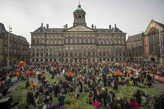 Um tapete de tulipas foi montado na Praça Dam em Amsterdã (Foto: Cris Toala Olivares/Reuters)