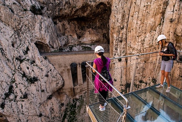 Turistas observam altura, em instalações recém-inauguradas (Foto: Getty Images)