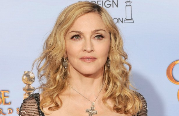 Madonna adotou duas crianças do Malawi, em 2006 e 2009. Mas os processos de adoção foram ambos complicados, porque violaram as leis originais do país africano. A popstar enfrentou resistência inclusive de grupos malauianos pró-direitos humanos, que chegaram a fazer abaixo-assinados contra as adoções. (Foto: Getty Images)