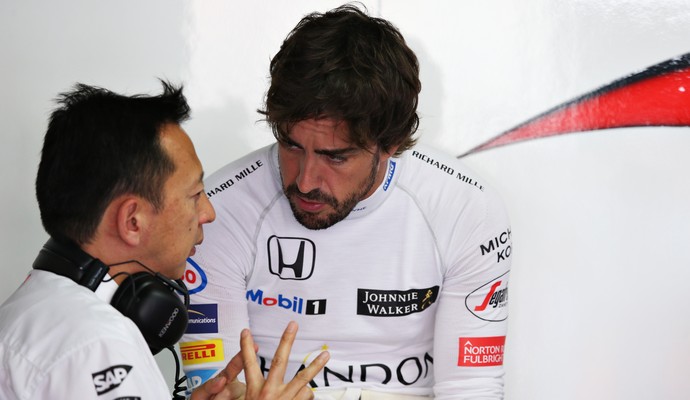 Yusuke Hasegawa conversa com Fernando Alonso (Foto: Getty Images)
