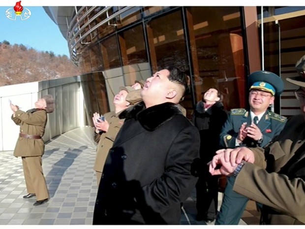 Líder norte-coreano Kim Jong Un assiste ao lançamento do foguete  (Foto: Reuters/Yonhap)