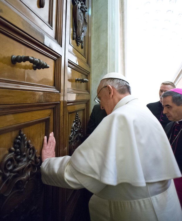 Papa Francisco abre a porta do seu apartamento no Vaticano na quinta (14) (Foto: Osservatore Romano/AP)