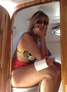 Ex-BBB Fabiana posta foto sentada em privada de iate (Reprodução/ Instagram) Ex-BBB Fabiana posta foto sentada em privada de iate (Reprodução/ Instagram)