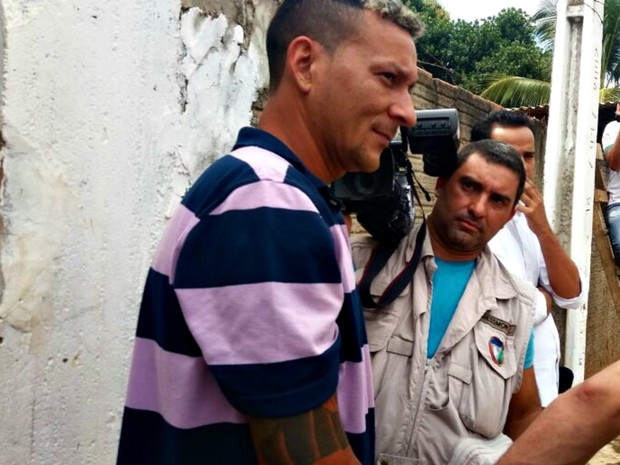 Suspeito e dono da casa ri ao ser preso no local  (Foto: Iryá Rodrigues/G1)