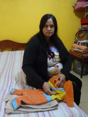 Dona de casa comprou roupas de cores neutras porque não sabe o sexo do bebê (Foto: Adriana Justi / G1)