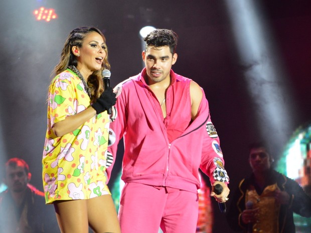 Alinne Rosa e Gabriel Diniz em show no Recife, em Pernambuco (Foto: Felipe Souto Maior/ Ag. News)