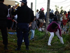 Familiares de detento do presídio da Papuda enfrentam filas na madrugada para visitar parentes. (Foto: Pedro França/G1)
