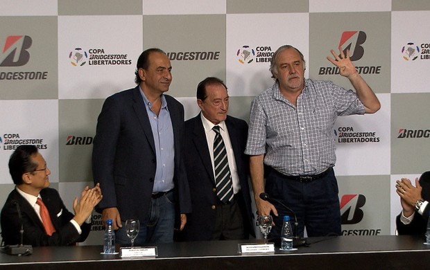 Presidente do Olimpia provoca mostrando um quatro com as mãos (Foto: Reprodução / TV Globo Minas)