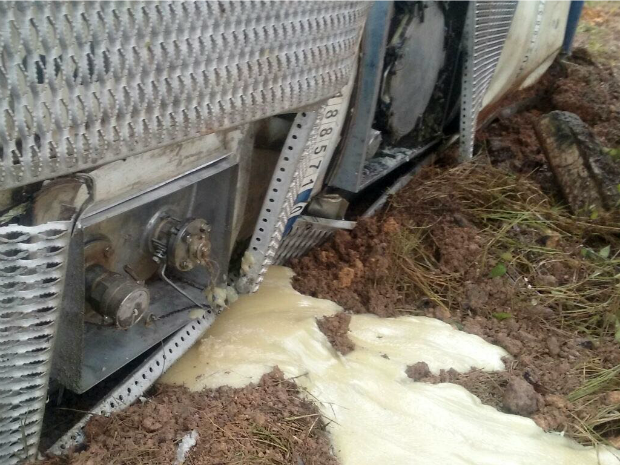 Carga de amônia vazou de caminhão após acidente (Foto: Adneison Severiano/G1 AM)