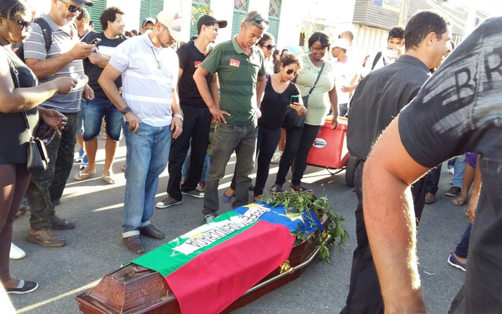 Em protesto, servidores carregaram caixão pelas ruas da cidade na segunda-feira (Foto: Sinserv/ Divulgação)