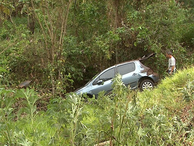 G1 Mulher fica ferida após carro cair em ribanceira na Zona Sul de