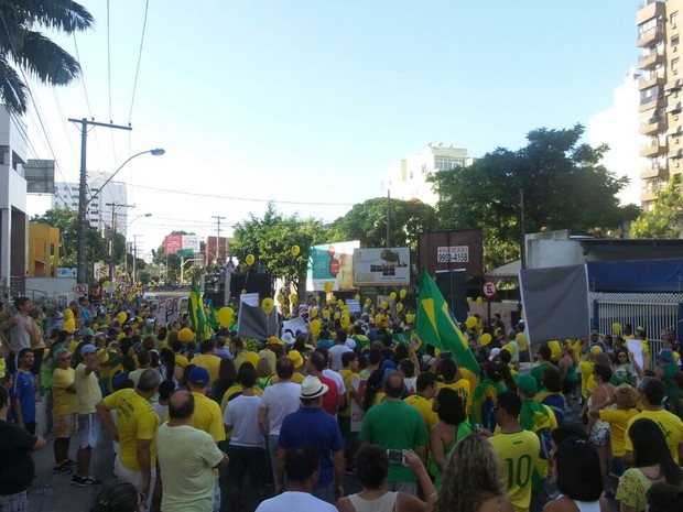 Manifestantes se reÃºnem em Vila Velha para protesto (Foto: Gazeta Online)