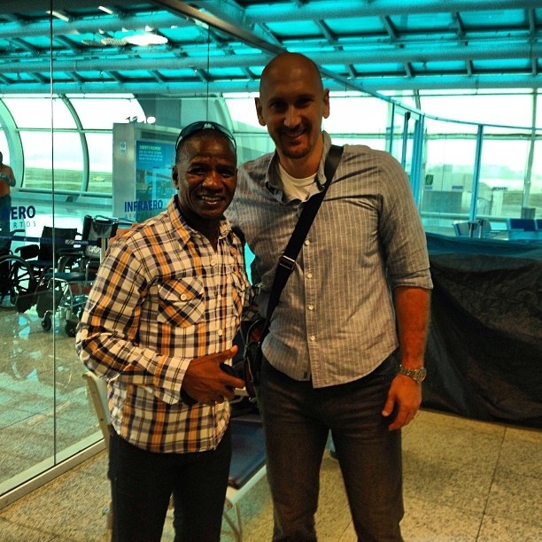 Nalbert e Adílio se encontram no aeroporto (Foto: Reprodução Redes Sociais)