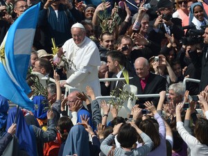 Papamóvel é o mesmo utilizado no Vaticano e chegará à cidade 15 dias antes do evento.  (Foto: Filippo Monteforte/AFP)