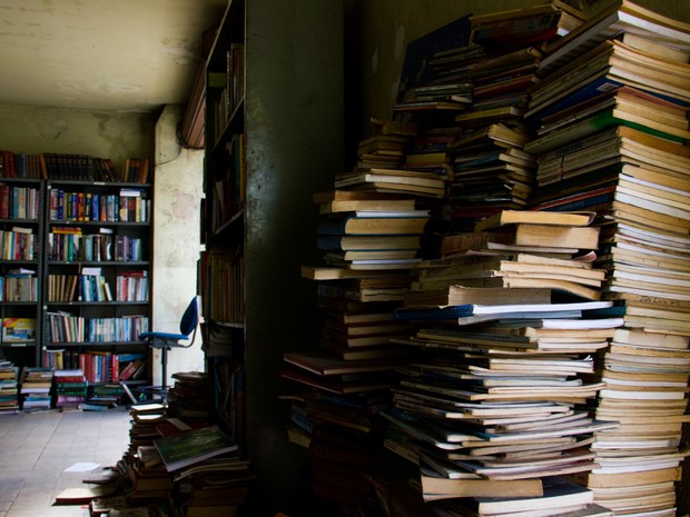 Em pilhas, livros são acumulados em um sebo no centro de Maceió. (Foto: Jonathan Lins/G1)