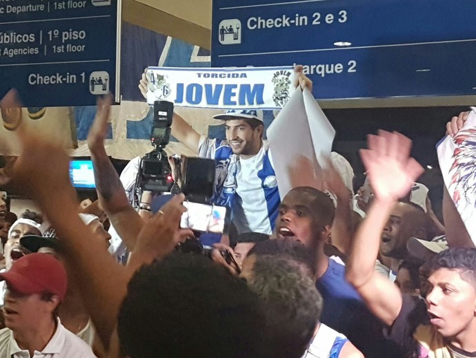 Lucas Silva é carregado pelos torcedores do Cruzeiro na chegada a Confins (Foto: Divulgação/Cruzeiro) Lucas Silva é carregado pelos torcedores do Cruzeiro na chegada a Confins (Foto: Divulgação/Cruzeiro)