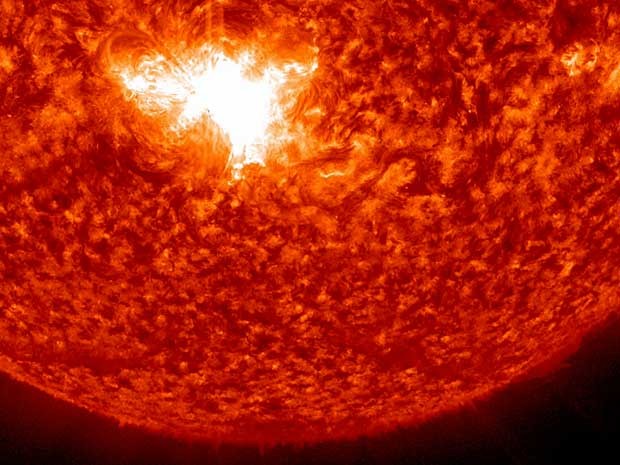 Imagens na Nasa mostram explosão solar que ocorreu na segunda-feira (2).  (Foto: Nasa)