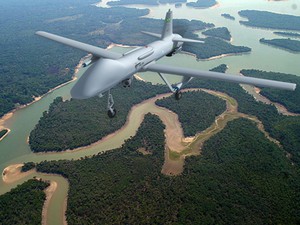 Simulação mostra uso do drone Falcão, em reconhecimento armado, sobrevoando a Amazônia [Foto: Avibras/divulgação)