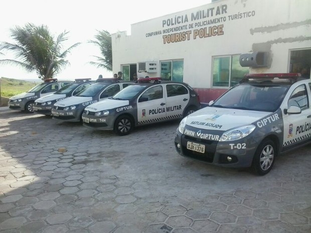 Carros da PM do RN ficam parados no pátio da Companhia de Turismo (Foto: Arthur Barbalho)