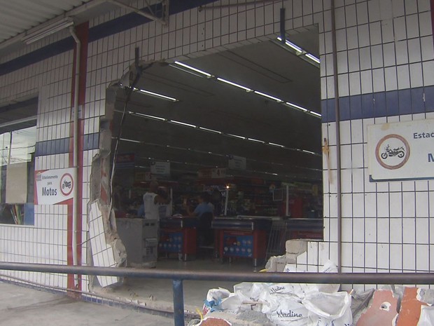 Porta de supermercado ficou destruída após ação de criminosos (Foto: Reprodução / TV Tribuna)