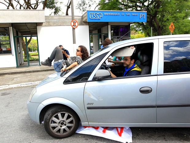 Jovem ficou sobre o capô do veículo (Foto: Helvio Romero/Estadão Conteúdo)