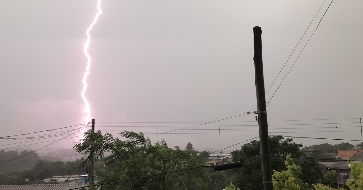 Mais de 160 raios atingiram Porto Alegre durante temporal de ... - Globo.com