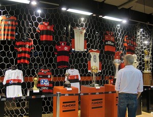 Camisas do Flamengo de várias épocas (Foto: Janir Junior / Globoesporte.com)