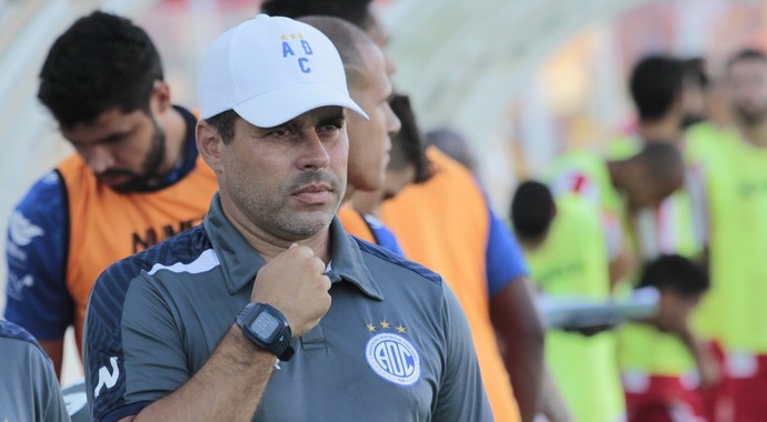Leandro Sena, técnico do Confiança (Foto: Osmar Rios / GloboEsporte.com) Leandro Sena, técnico do Confiança (Foto: Osmar Rios / GloboEsporte.com)