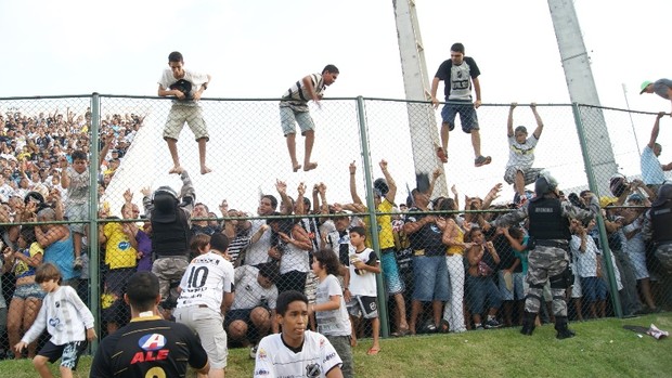 Torcida no alambrado - ABC x Palmeiras, no Estádio Frasqueirão, em Natal (Foto: Augusto Gomes)