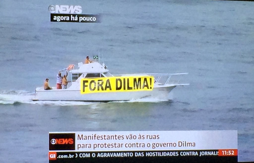 Lancha com a faixa "fora Dilma" em Copacabana