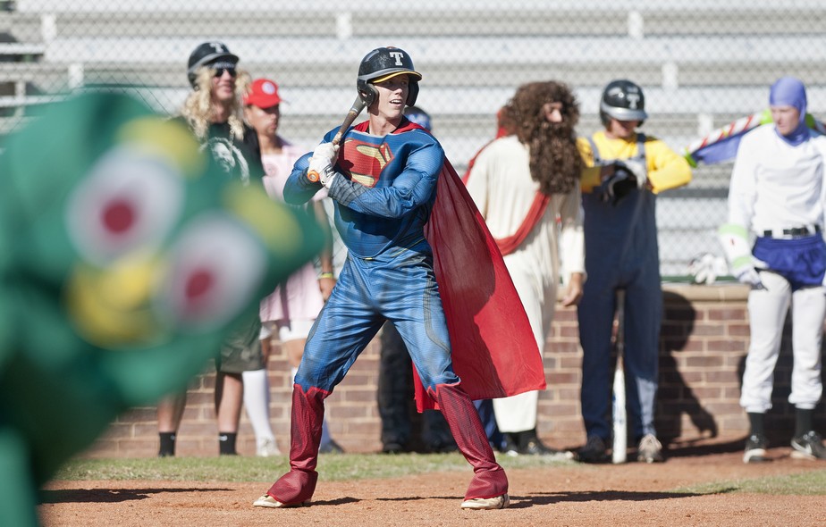 Nos EUA, o Dia das Bruxas foi comemorado até em um jogo de baseball universitário, no Texas, em que todos jogaram fantasiados