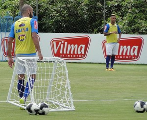 Bruno Rodrigo carrega golzinho no treinamento do Cruzeiro (Foto: Maurício Paulucci)