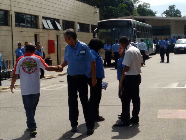 Motoristas de empresas de ônibus fazem paralisação nesta segunda-feira (Foto: Moisés Soares / TV TEM)