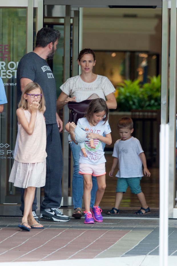 Jennifer Garner e Ben Affleck com os filhos em shopping em Atlanta, nos Estados Unidos (Foto: AKM-GSI/ Agência)