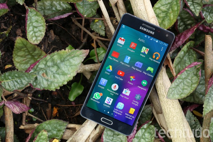 Galaxy A5 tem revestimento metálico (Foto: Anna Kellen Bull/TechTudo) Galaxy A5 tem revestimento metálico (Foto: Anna Kellen Bull/TechTudo)