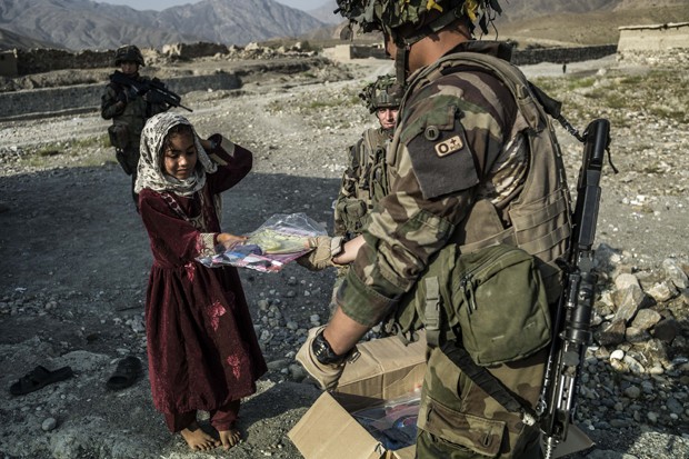 Soldado francês entrega pipa para menina afegã (Foto: JEFF PACHOUD/AFP)