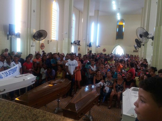 Missa de corpo presente das crianças mortas atraiu centenas de pessoas em Simões (Foto: Arquivo/Prefeitura de Simões)