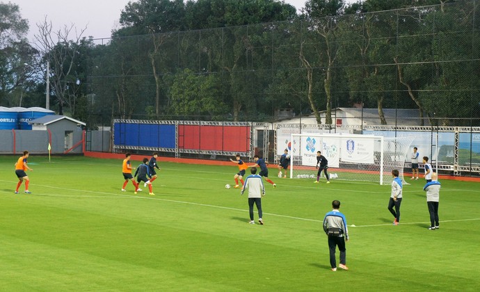No primeiro treino após o empate com a Rússia, o técnico Hong Myung Bo exigiu mais agilidade e iniciativa nas finalizações (Foto: Fabiula Wurmeister)