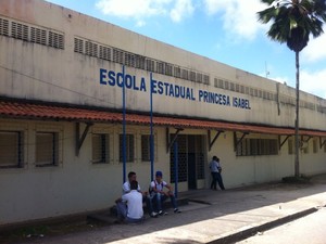 Alunos estão sem aulas de português há mais de 5 meses (Foto: Michelle Farias/G1)
